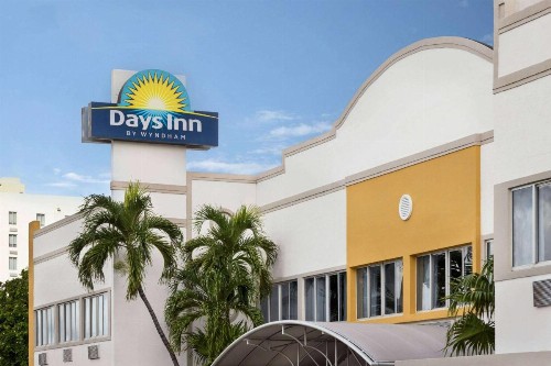 Days Inn by Wyndham Miami Airport North - image 2