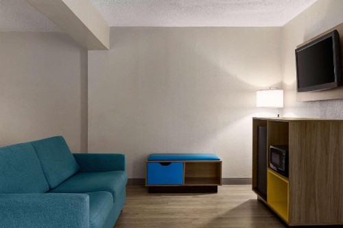 Days Inn by Wyndham Miami Airport North - image 21