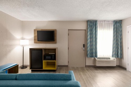 Days Inn by Wyndham Miami Airport North - image 40