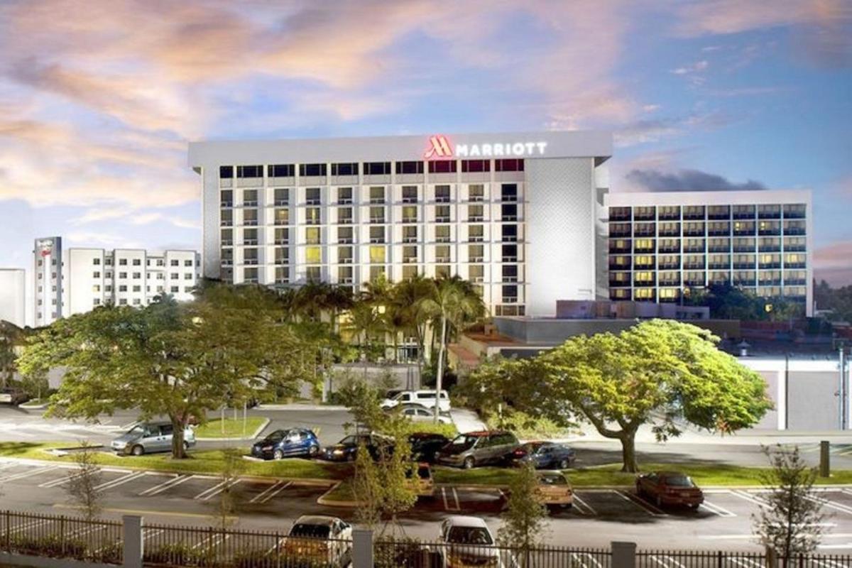 Courtyard by Marriott Miami Airport - image 2
