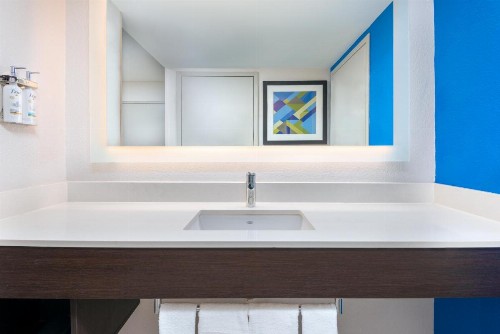 Holiday Inn Express Miami Airport Doral Area an IHG Hotel - image 18