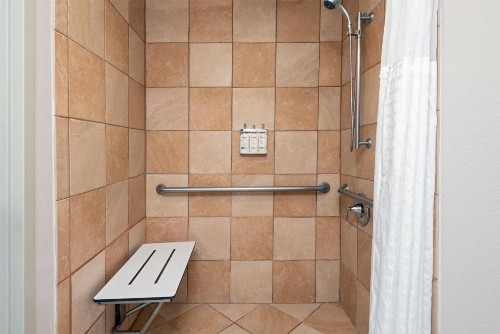 Holiday Inn Express Miami Airport Doral Area an IHG Hotel - image 2
