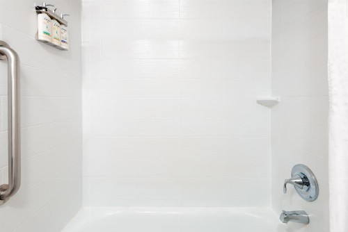 Holiday Inn Express Miami Airport Doral Area an IHG Hotel - image 4