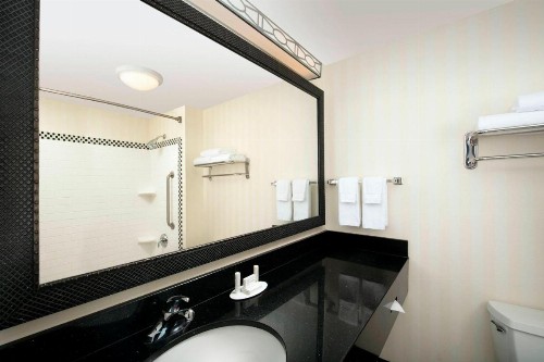Fairfield Inn & Suites by Marriott Miami Airport South - image 12