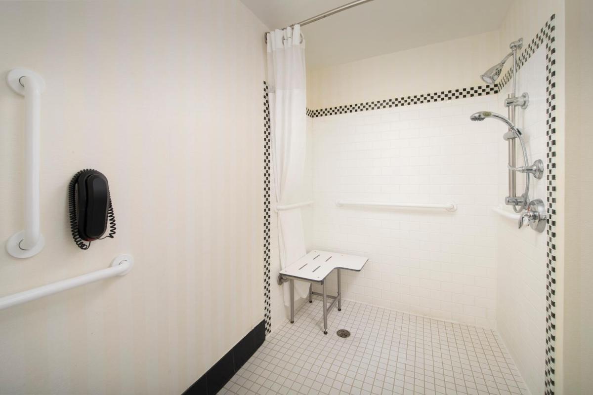 Fairfield Inn & Suites by Marriott Miami Airport South - image 3