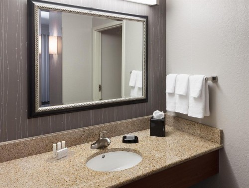 Courtyard by Marriott Miami at Dolphin Mall - image 11