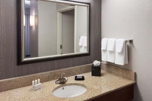 Courtyard by Marriott Miami at Dolphin Mall - image 12
