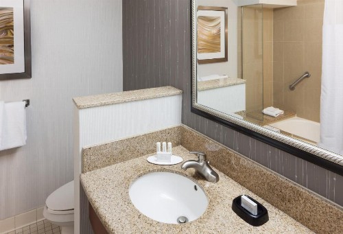 Courtyard by Marriott Miami at Dolphin Mall - image 35