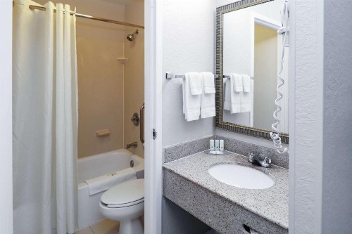 Quality Inn Miami Airport - Doral - image 12