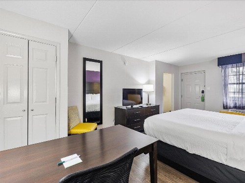 La Quinta Inn by Wyndham Miami Airport North - image 10