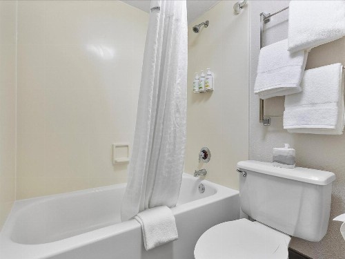 La Quinta Inn by Wyndham Miami Airport North - image 11