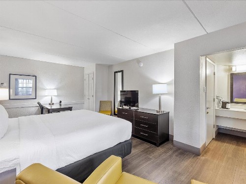 La Quinta Inn by Wyndham Miami Airport North - image 26