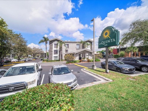 La Quinta Inn by Wyndham Miami Airport North - image 38
