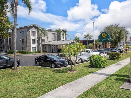 La Quinta Inn by Wyndham Miami Airport North - image 39