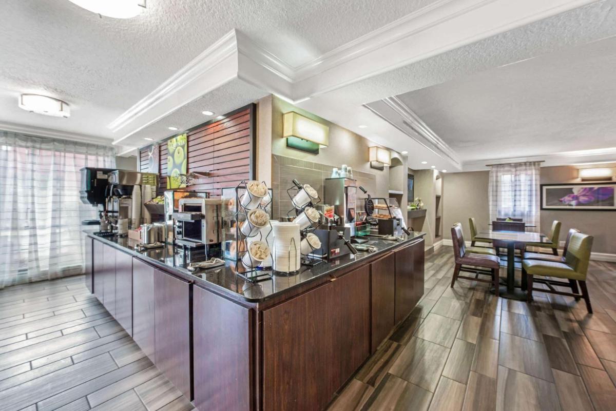 La Quinta Inn by Wyndham Miami Airport North - image 4