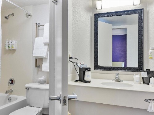 La Quinta Inn by Wyndham Miami Airport North - image 46
