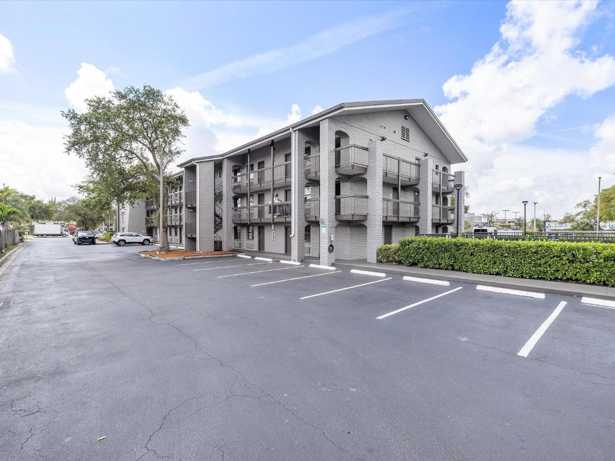 La Quinta Inn by Wyndham Miami Airport North - image 7