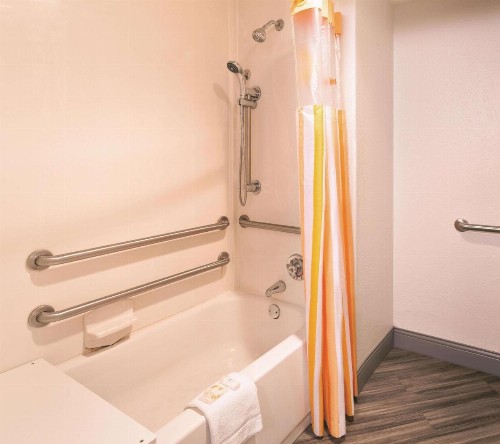 La Quinta by Wyndham Miami Airport East - image 25