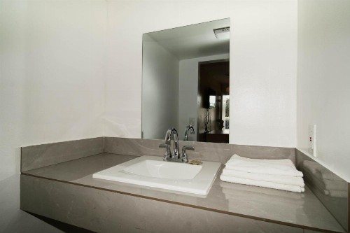 Sinbad Motel - image 18