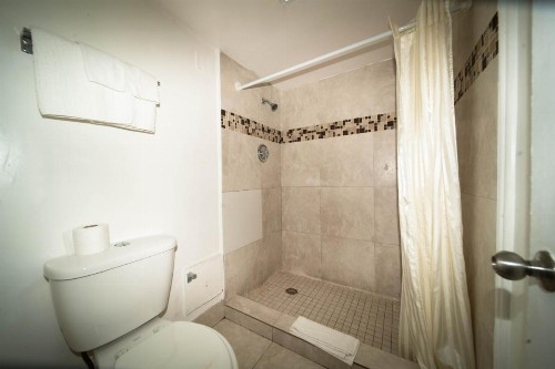 Sinbad Motel - image 27