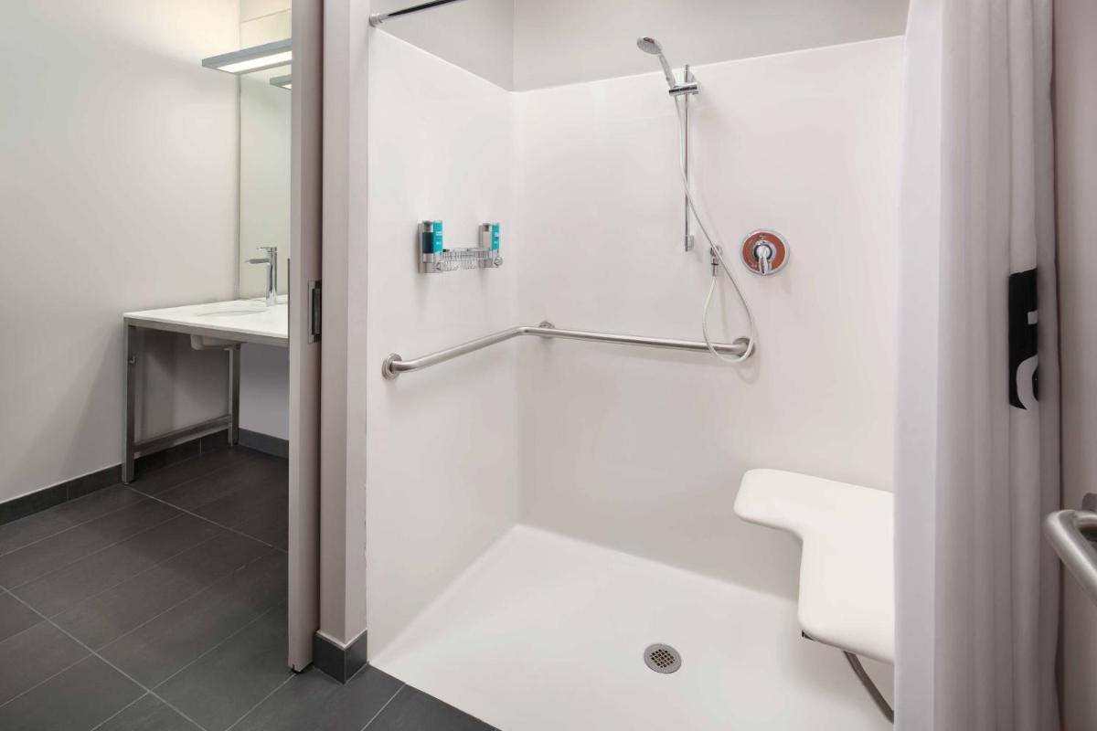 Aloft Miami Airport - image 2