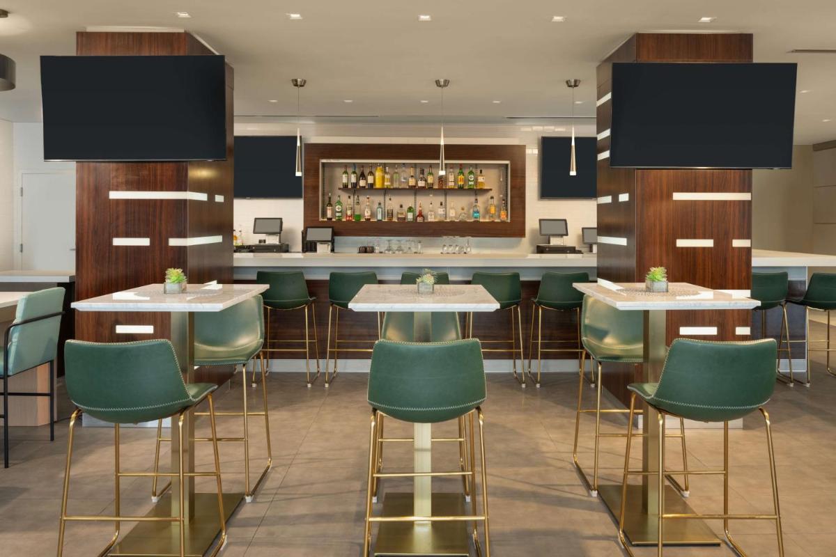 Holiday Inn Miami North I-95 an IHG Hotel - image 5