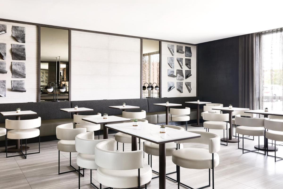 AC Hotel by Marriott Miami Airport West/Doral - image 2