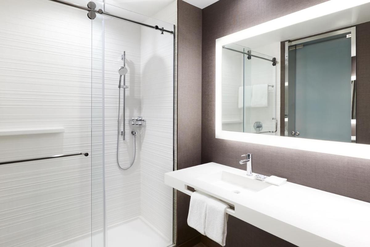 AC Hotel by Marriott Miami Airport West/Doral - image 3