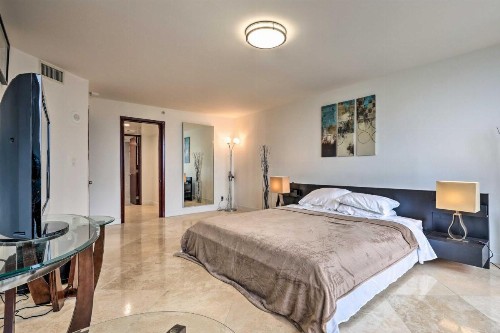 Waterfront High-Rise Condo - Miami Beach 5 Mi - image 10