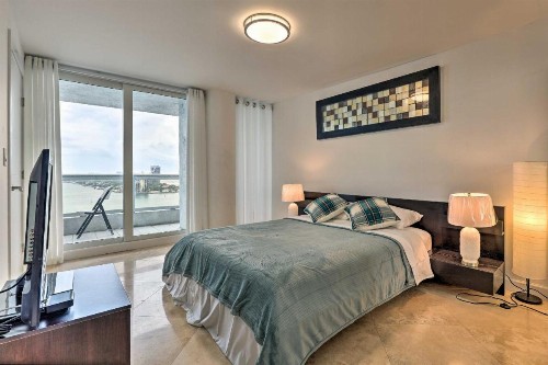 Waterfront High-Rise Condo - Miami Beach 5 Mi - image 12