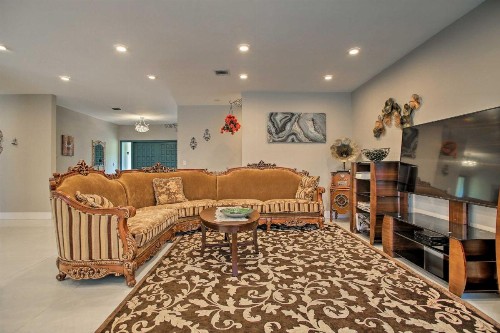 North Miami Home w/ Screened-in Patio + Pool! - image 12
