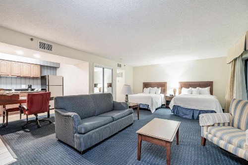 Doral Inn and Suites - image 2