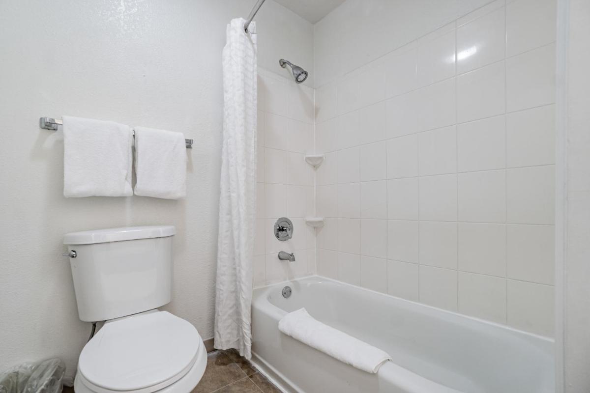 Doral Inn and Suites - image 3