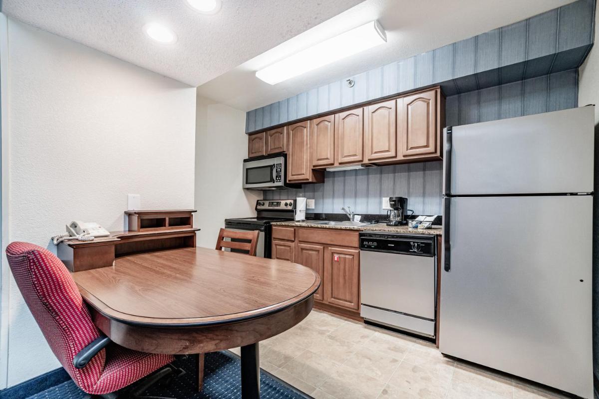 Doral Inn and Suites - image 5