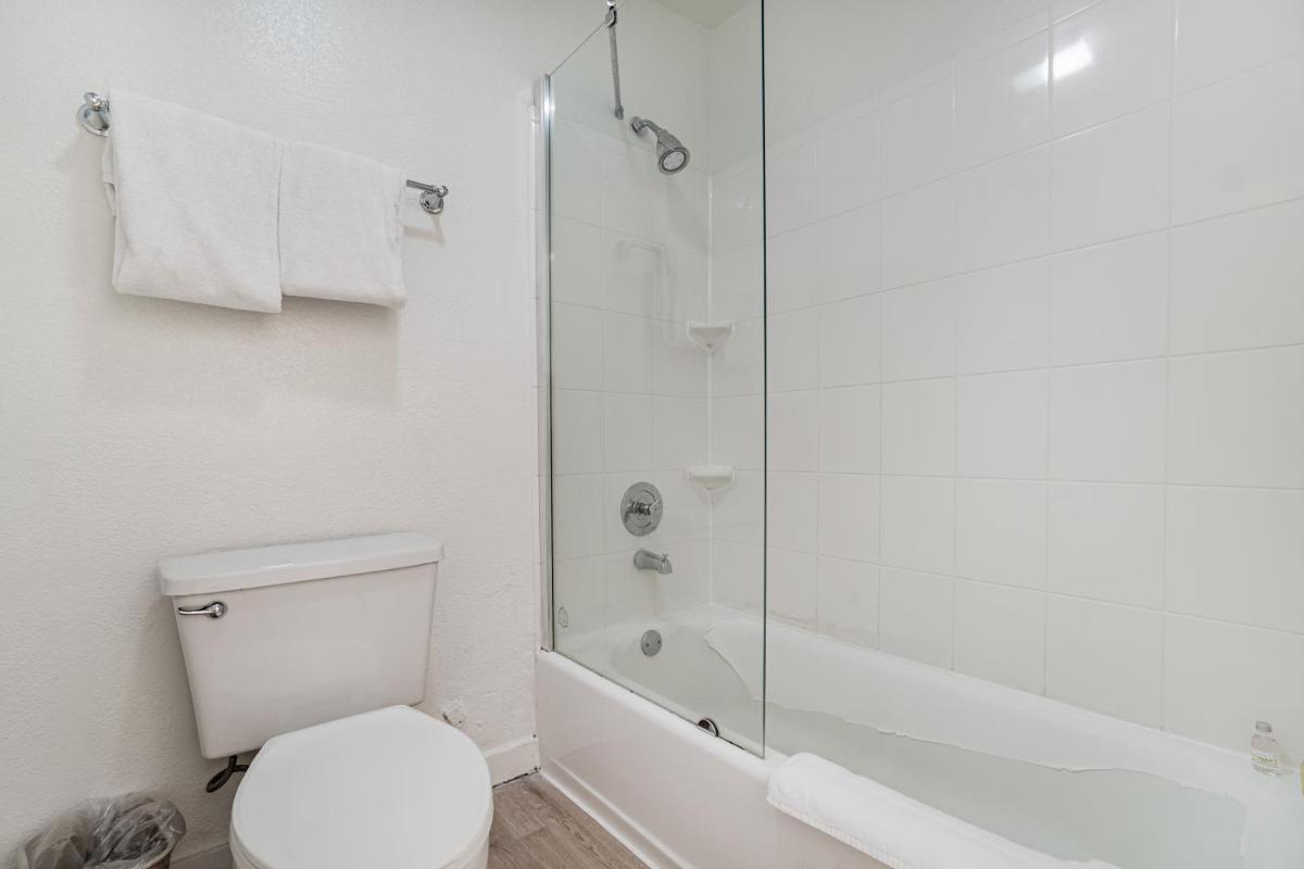 Doral Inn and Suites - image 7