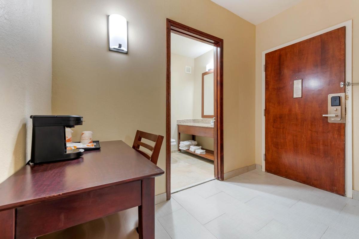 Comfort Inn & Suites Michigan City - image 3