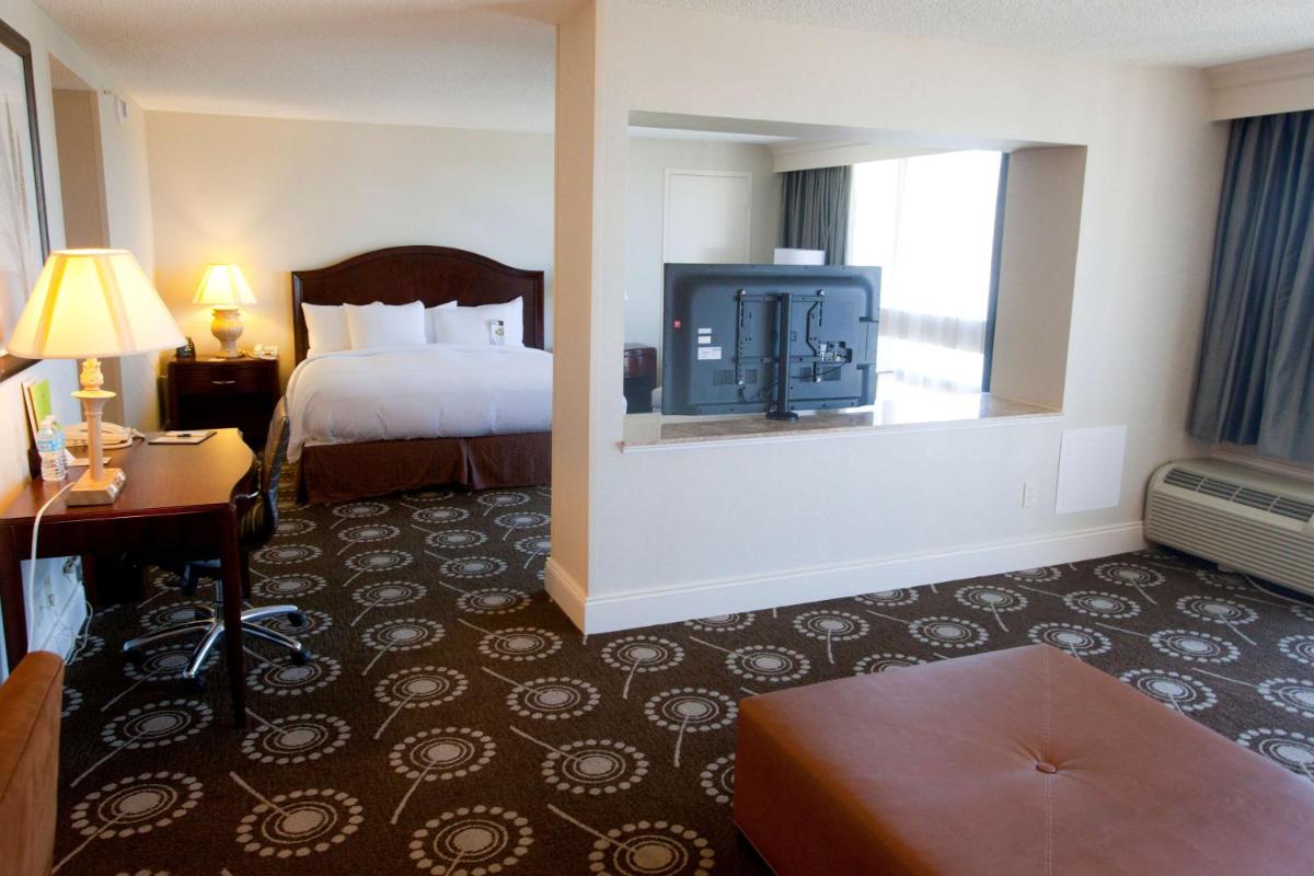 DoubleTree by Hilton Midland Plaza - image 4