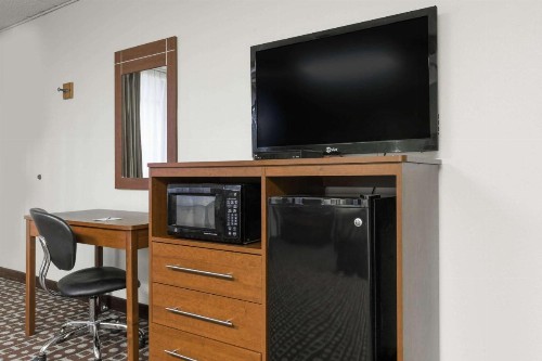 Days Inn by Wyndham Midland - image 3