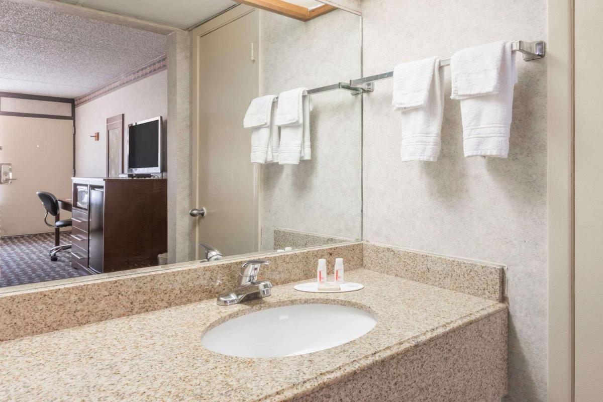 Days Inn by Wyndham Midland - image 6