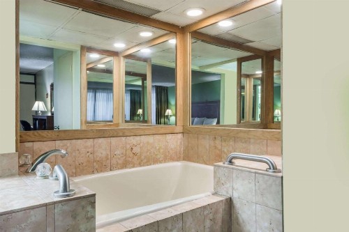 Days Inn by Wyndham Midland - image 8