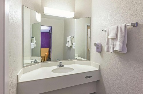 La Quinta Inn by Wyndham Midland - image 4