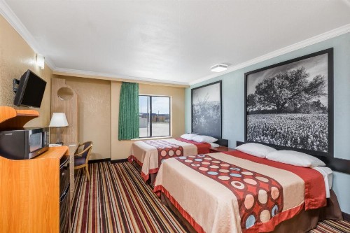 Super 8 by Wyndham Midland - image 14