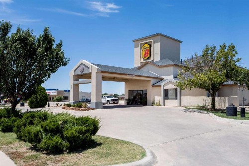 Super 8 by Wyndham Midland - image 2