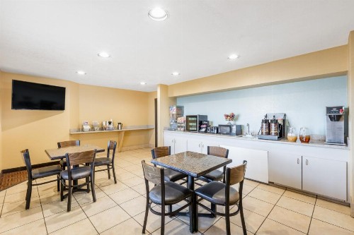 Super 8 by Wyndham Midland - image 20