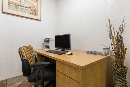 Super 8 by Wyndham Midland - image 21