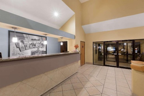 Super 8 by Wyndham Midland - image 3