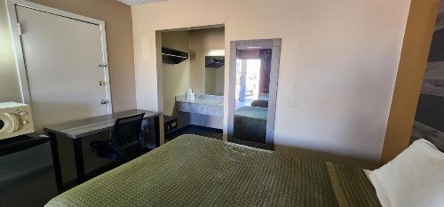 Super 7 Inn - image 10