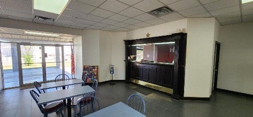 Super 7 Inn - image 11