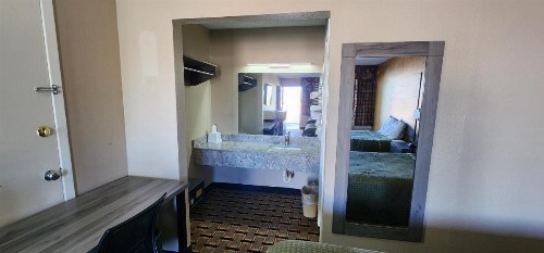 Super 7 Inn - image 3