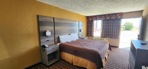 Super 7 Inn - image 5